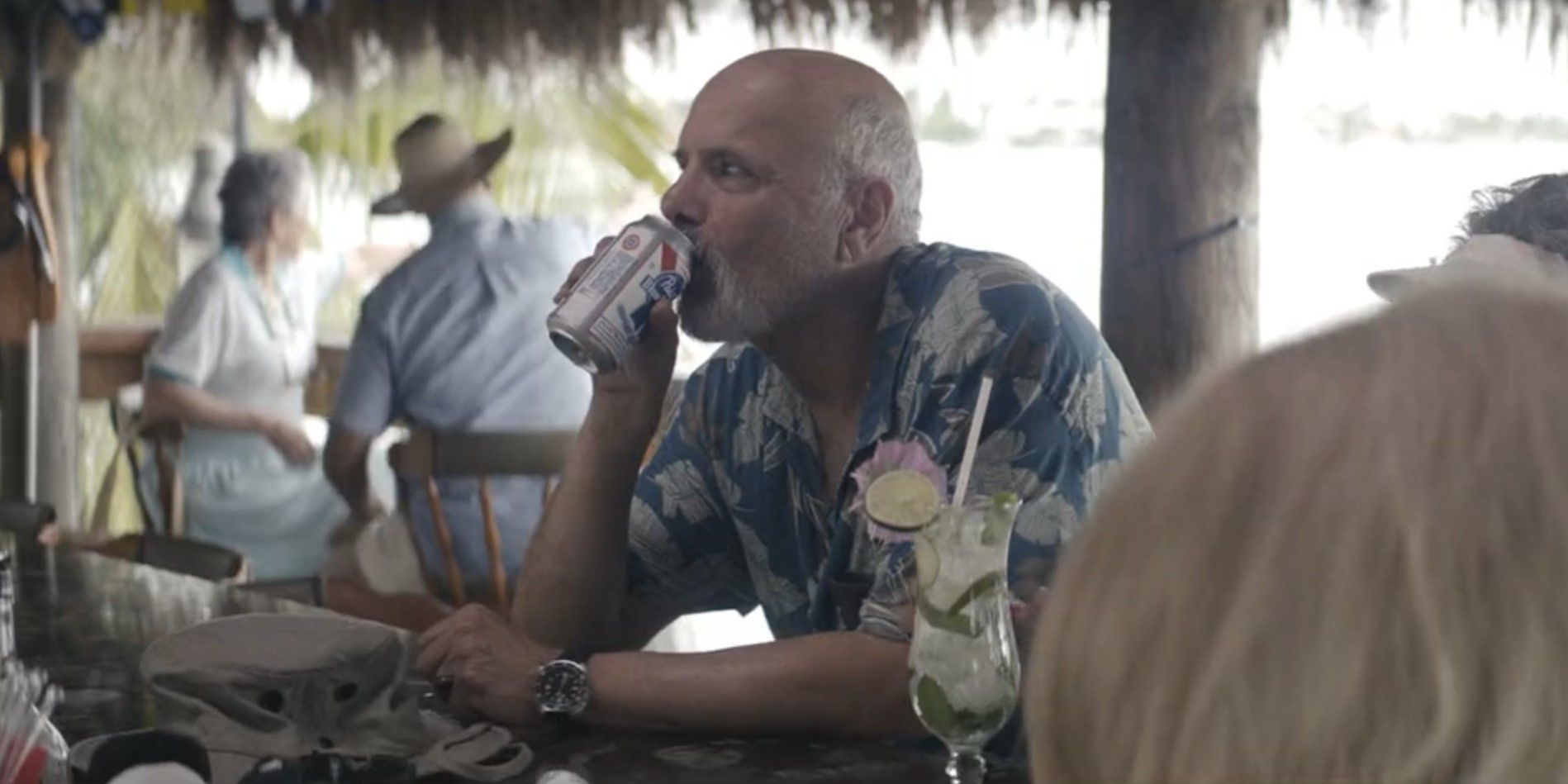 Mad Dog (Joe Pantoliano) bebe cerveza en Dexter: Original Sin, Temporada 1, Episodio 4.