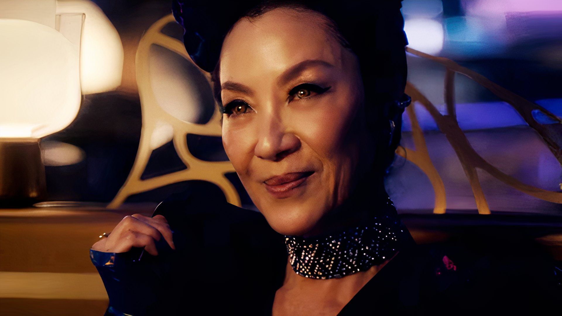 Michelle Yeoh como Georgiou sentado em uma mesa em um clube no trailer de Star Trek Seção 31