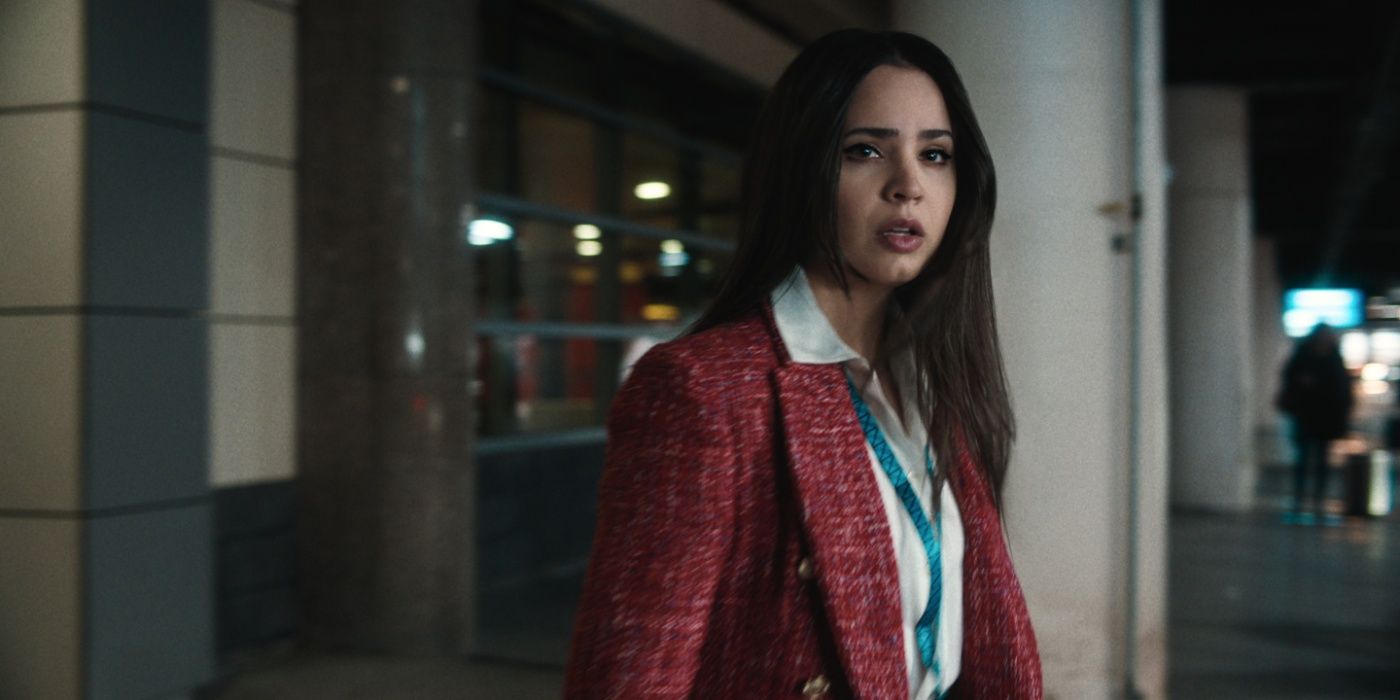 Sofia Carson als Nora Parisi sieht in Carry-On besorgt aus