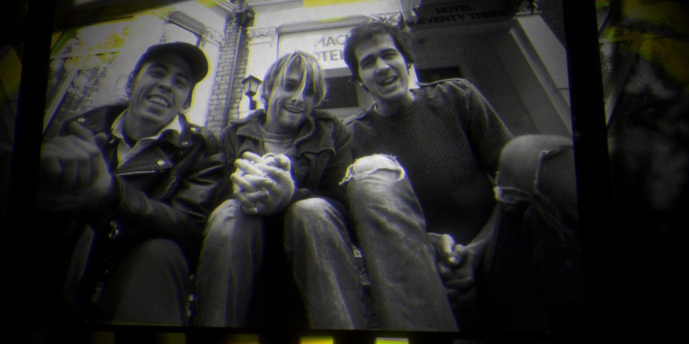 Nirvana posando em uma foto em preto e branco em When Nirvana Came to Britain.