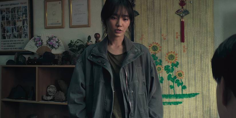 No-eul at a private detective's office, looking for her daughter in Squid Game season 2