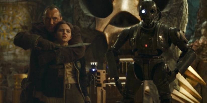 Jod Na Nawood holding a knife to Fern's throat in Skeleton Crew