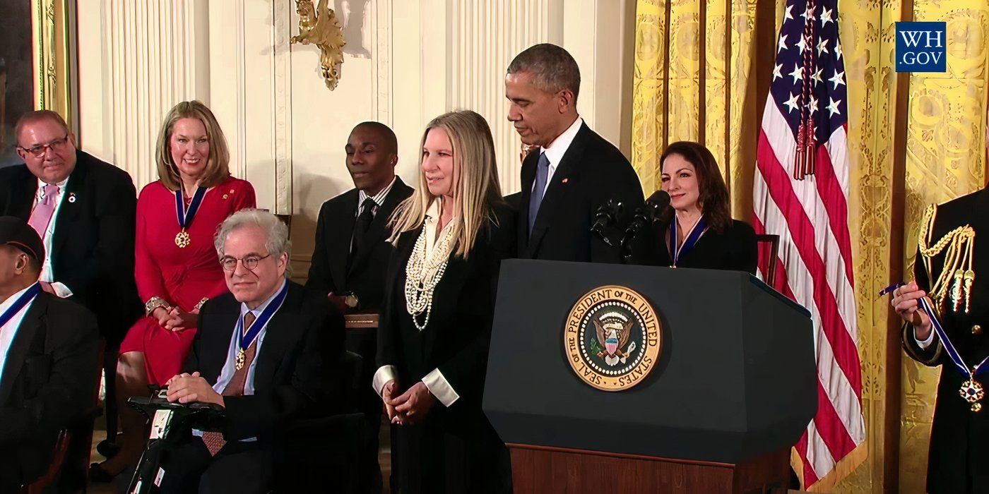 El presidente Barack Obama otorga a Barbra Streisand la Medalla Presidencial de la Libertad 2015.