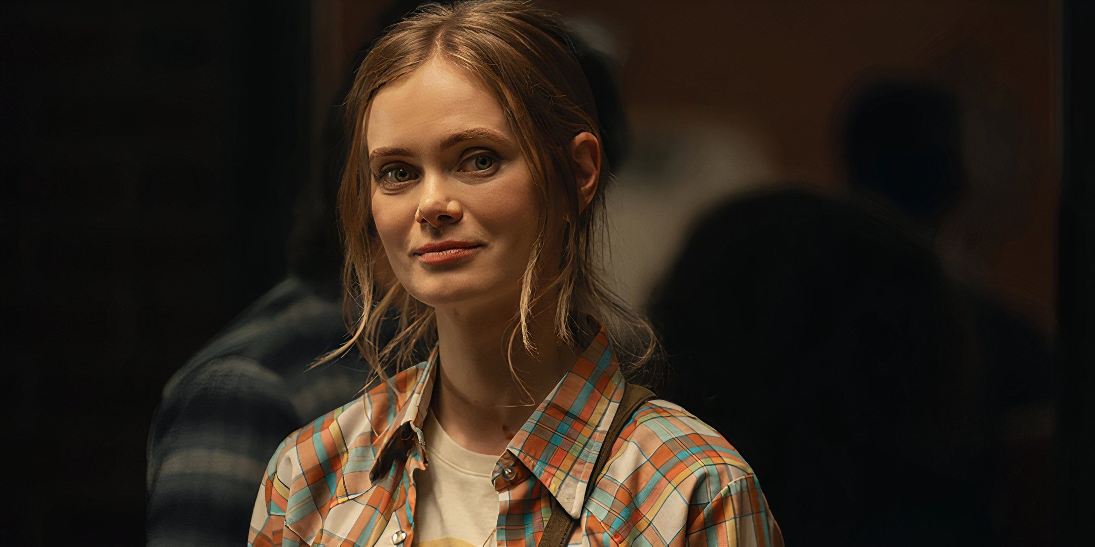 Sara Paxton como Paige sorrindo para algo na 2ª temporada de Baseado em uma História Verdadeira