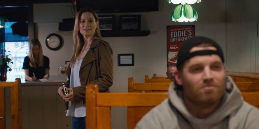Shoresy and Laura Mohr meeting at a diner in the show