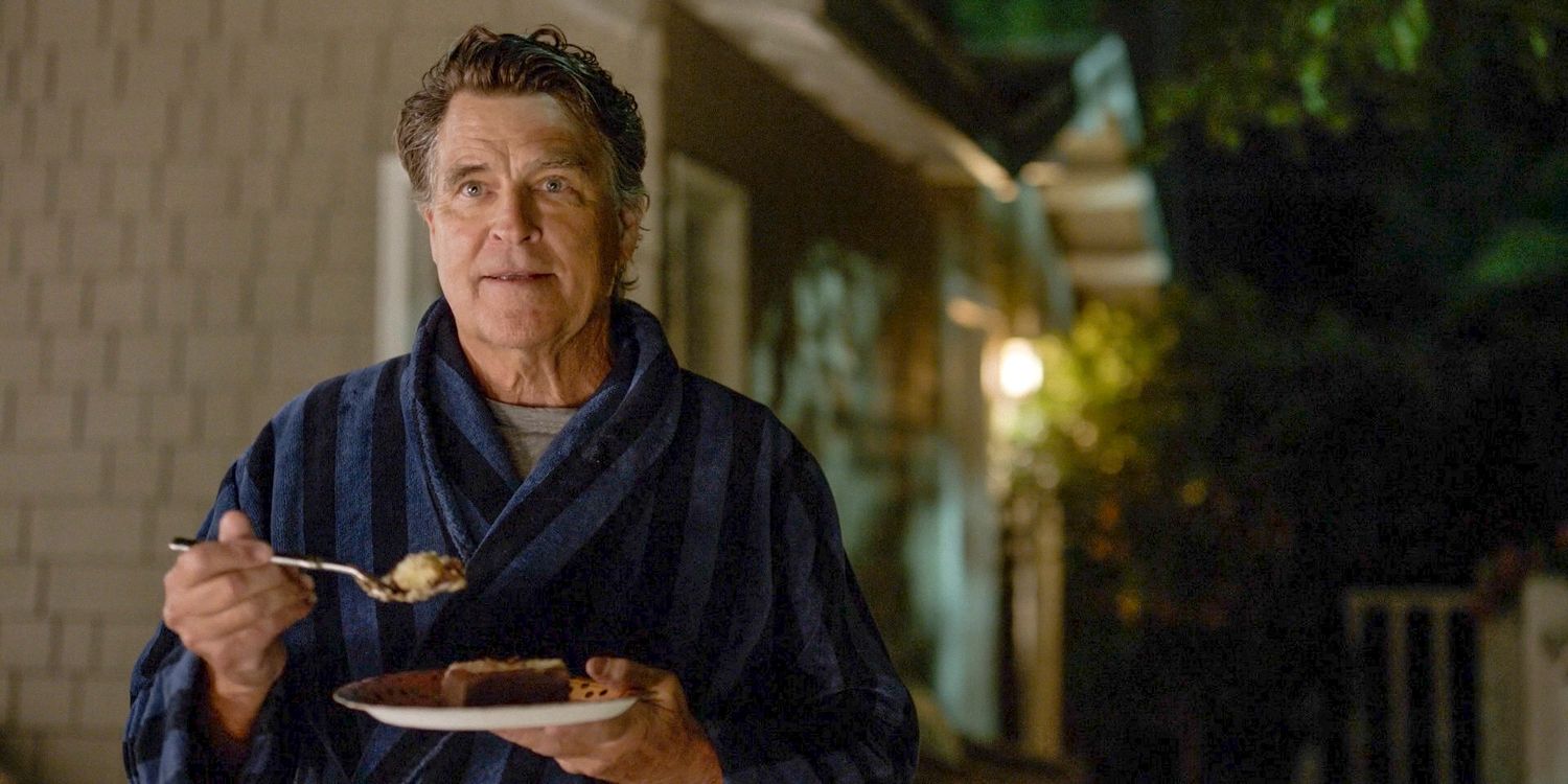 Derek (Ted McGinley) comendo bolo no meio da noite em Shrinking Season 2 Ep 10