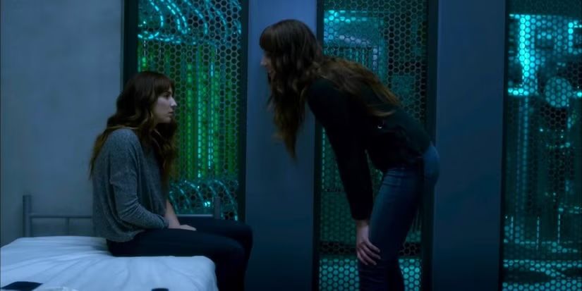 Spencer talking to her twin in Pretty Little Liars