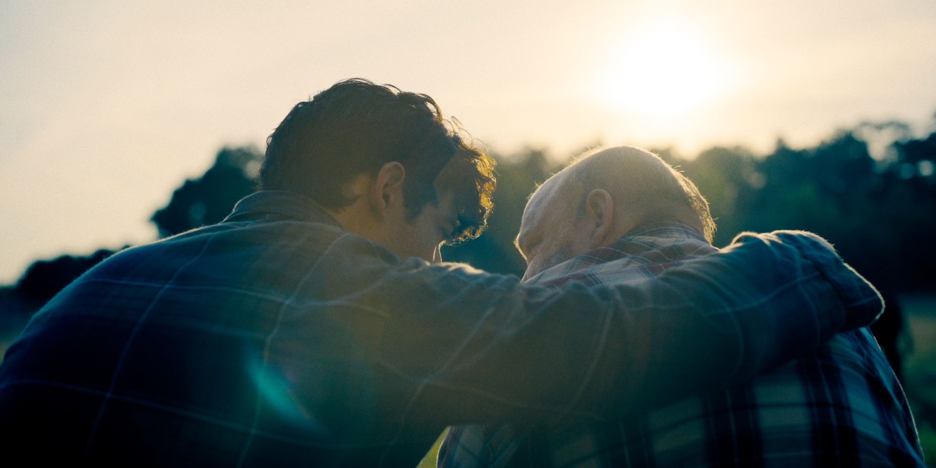 Cena do teaser do Superman com Clark com o braço em volta de Jonathan Kent