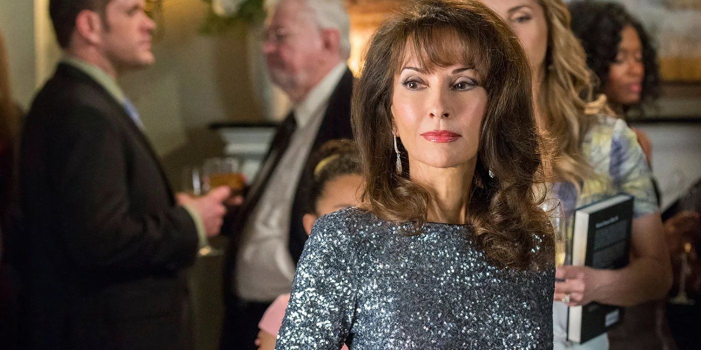 Susan Lucci como Genevieve Delatour em uma festa em Devious Maids