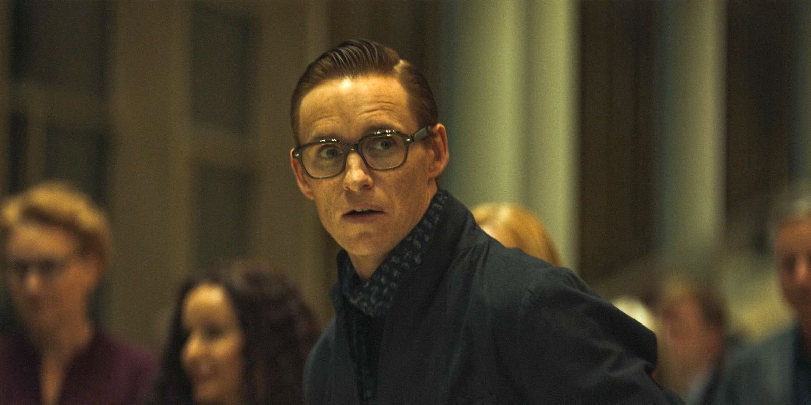 The Jackal (Eddie Redmayne) in his new disguise, infiltrates the auditorium in The Day of the Jackal Season 1 Ep 7