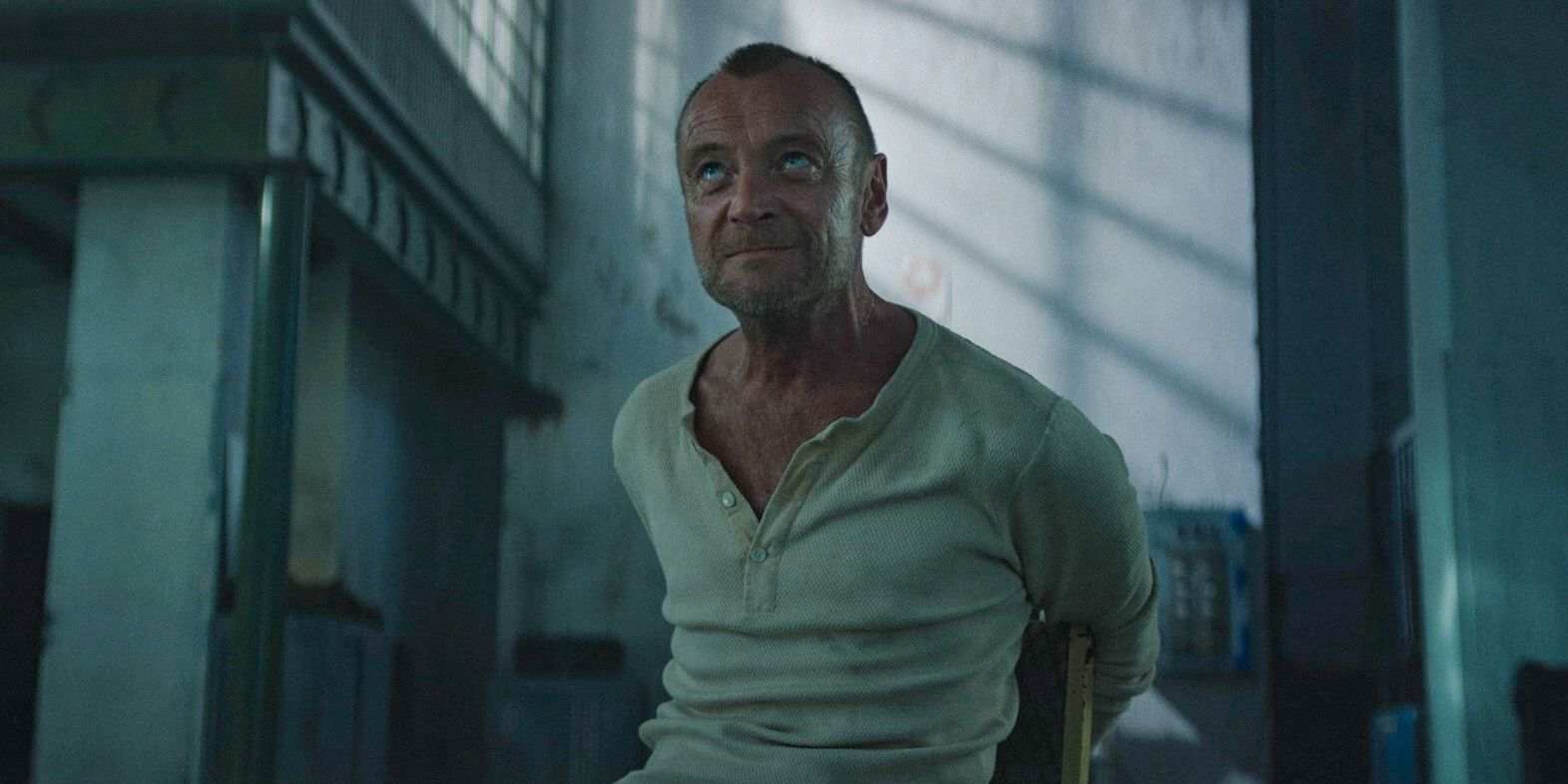 Norman (Richard Dormer) amarrado a uma cadeira para fazê-lo confessar em The Day of the Jackal Season 1 Ep 5 