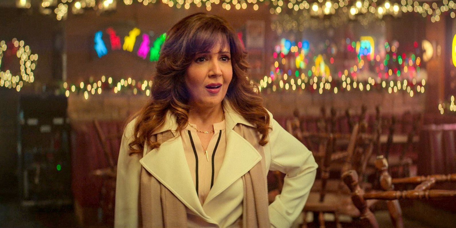 Denise (Maria Canals-Barrera) parecendo intrigada nos alegres cavalheiros