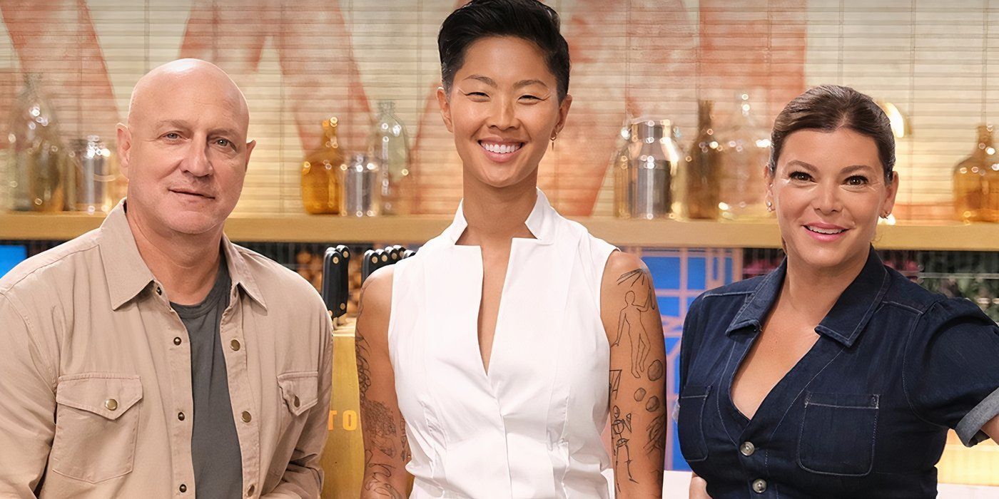 Os principais jurados da 22ª temporada, Tom Colicchio, Kristen Kish e Gail Simmons sorrindo com garrafas visíveis ao fundo