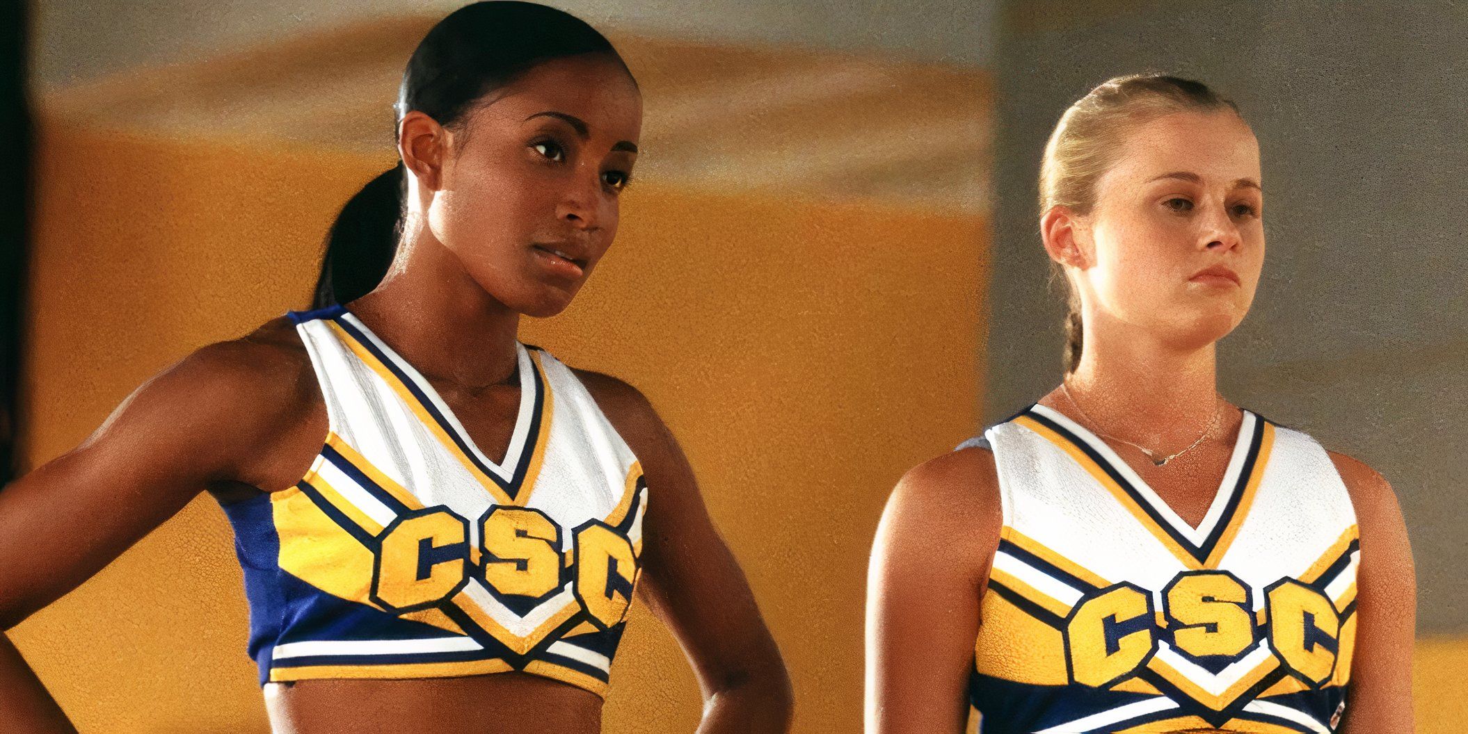 Duas líderes de torcida parecendo irritadas em Bring It On Again