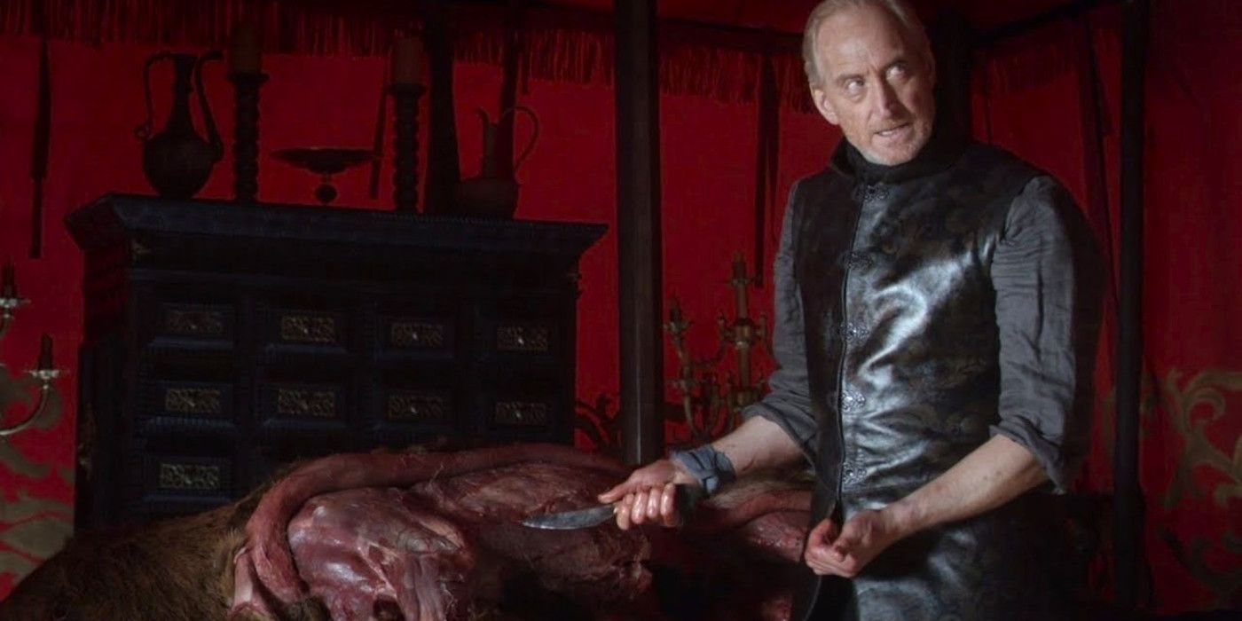 Tywin Lannister esfolando um cervo na 1ª temporada de Game of Thrones, episódio 7