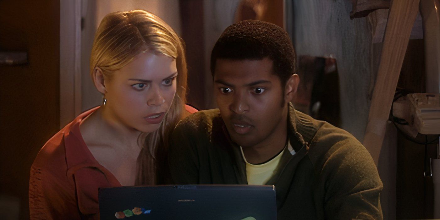 Rose and Mickey looking at a laptop in the Doctor Who episode &ldquo;The Christmas Invasion.&quot;