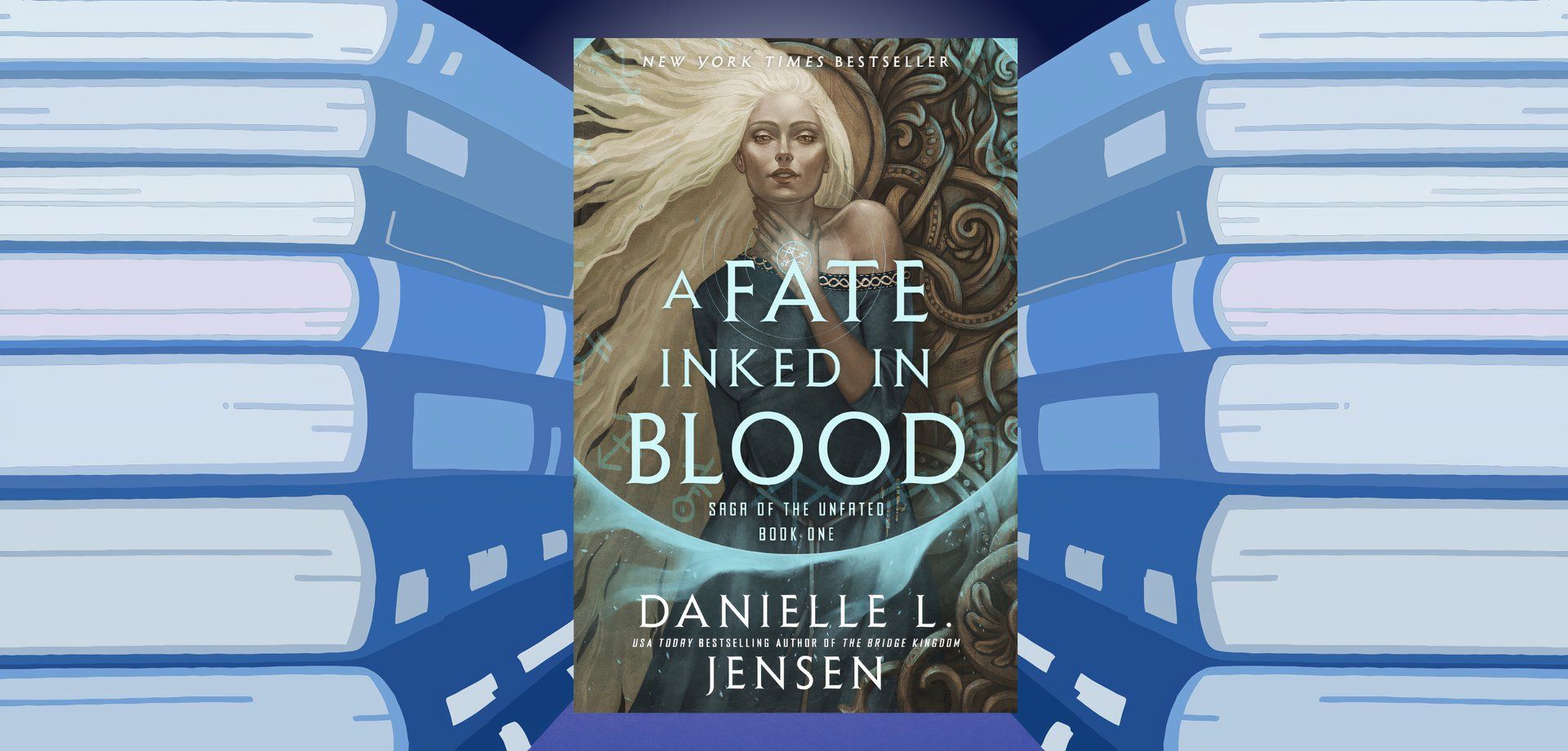 这张照片展示了丹妮尔·詹森 (Danielle L. Jensen) 的书《血中签名的命运》(A Fate Signed in Blood)，蓝色背景的书籍构成了图像的框架。这本书的封面显示长发金发女郎芙蕾雅将一只发光的手放在喉咙上。 