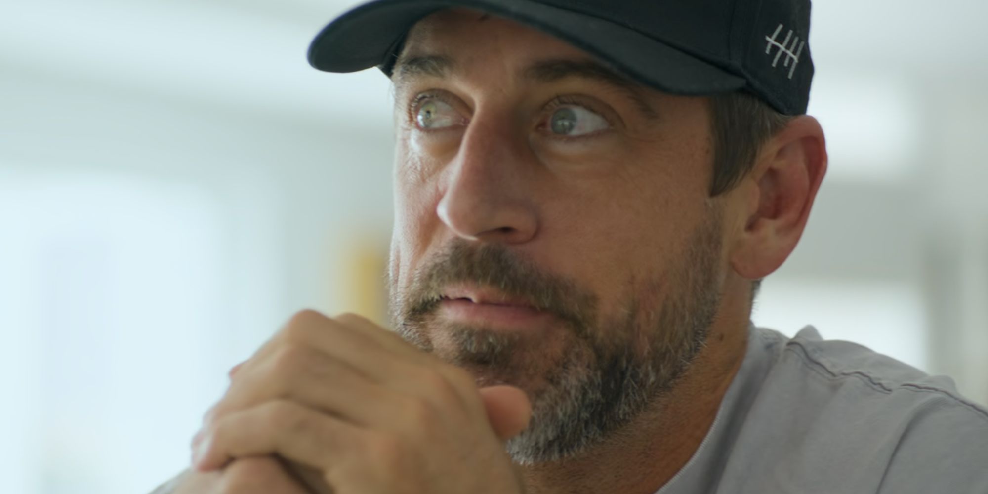 Aaron Rodgers parece pensativo em Aaron Rodgers: Enigma