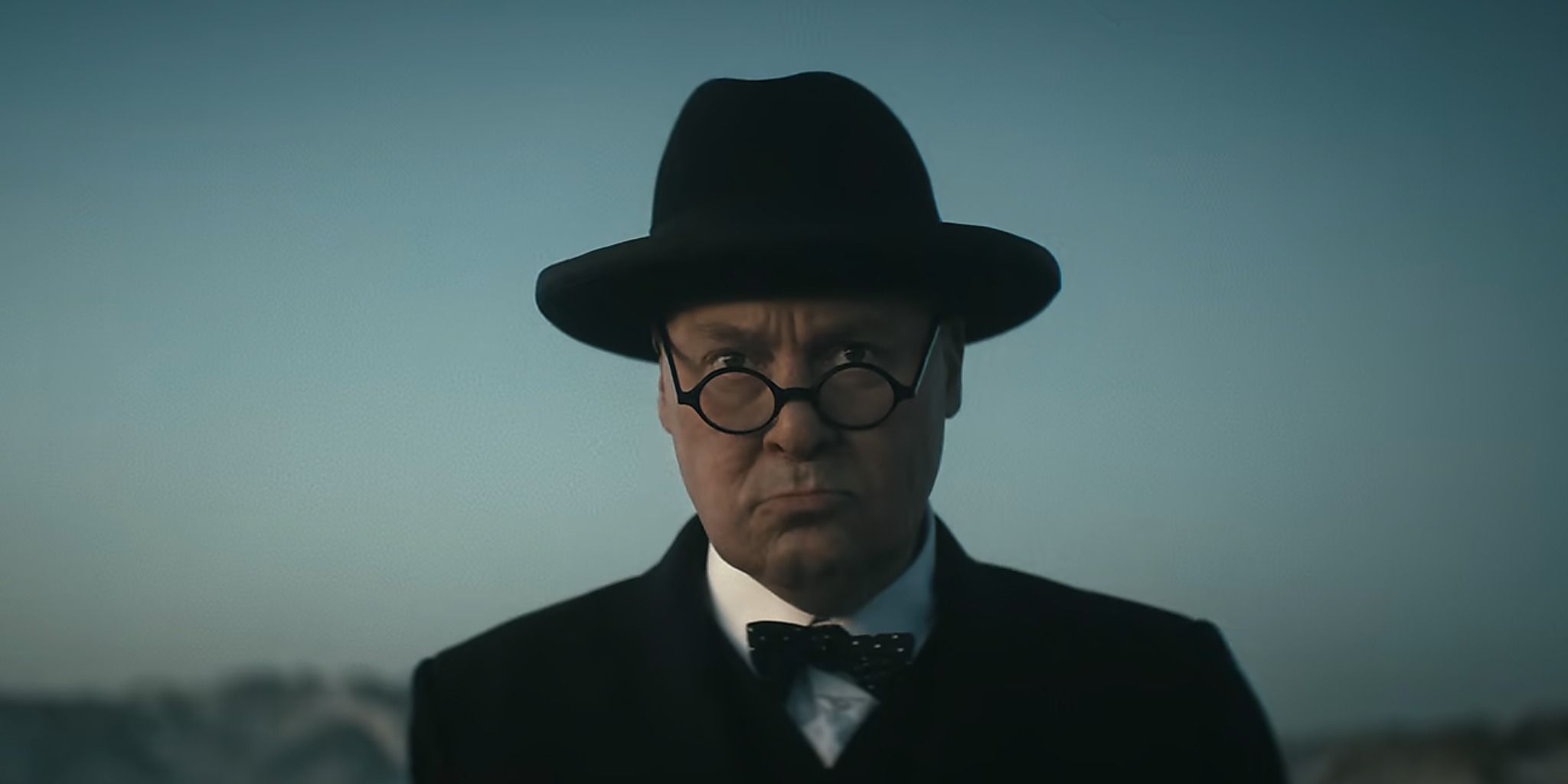 O ator de Winston Churchill em Churchill at War parece sério