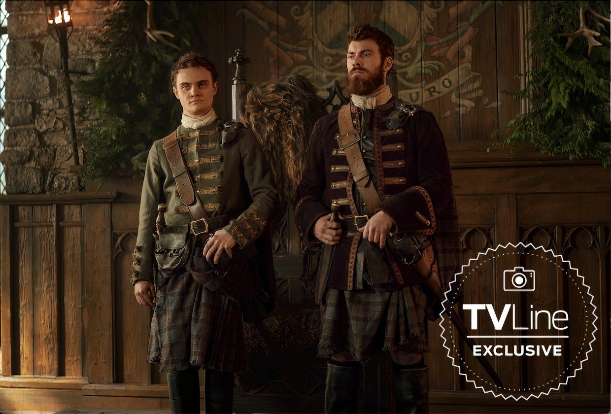 El joven Dougal y Colum Mackenzie están uno al lado del otro en Outlander: Blood of My Blood.