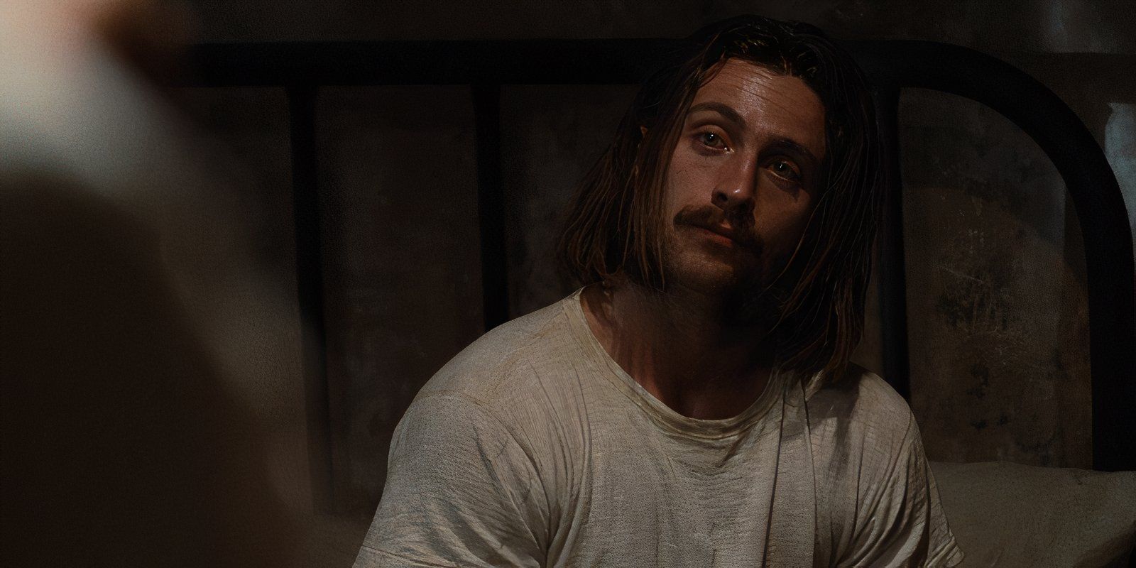 Aaron Taylor-Johnson dengan kepala dimiringkan sebagai Ray Marcus di Nocturnal Animals