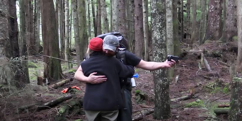 alone 4 season 4 two contestants hug