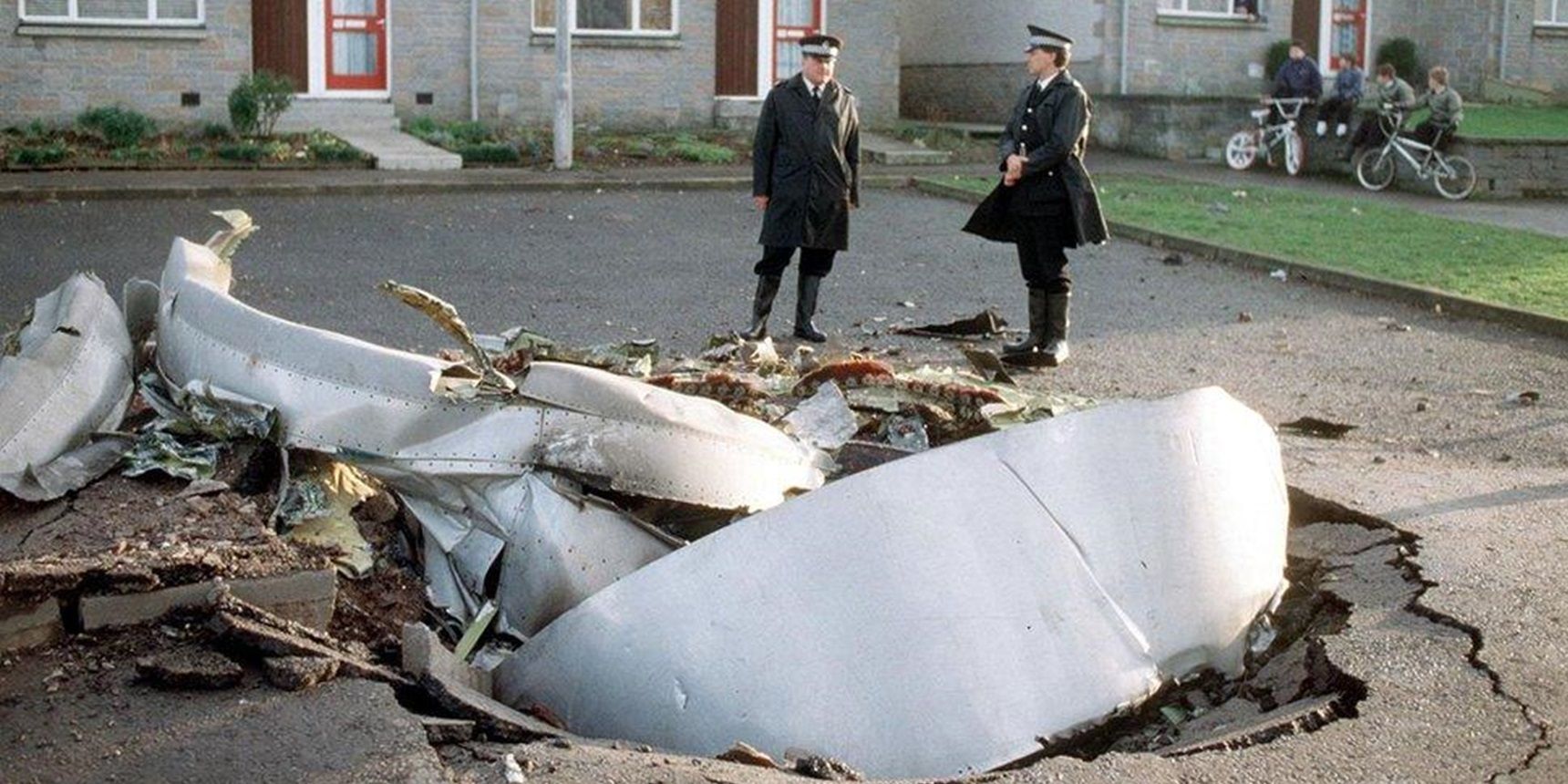 Ein Flugzeugteil auf der Straße nach dem Lockerbie-Bombenanschlag