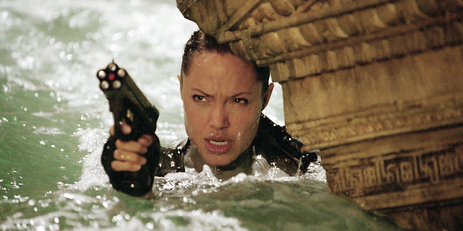 Angelina Jolie pointing a pistol in Lara Craft Tomb Raider The Cradle of Life