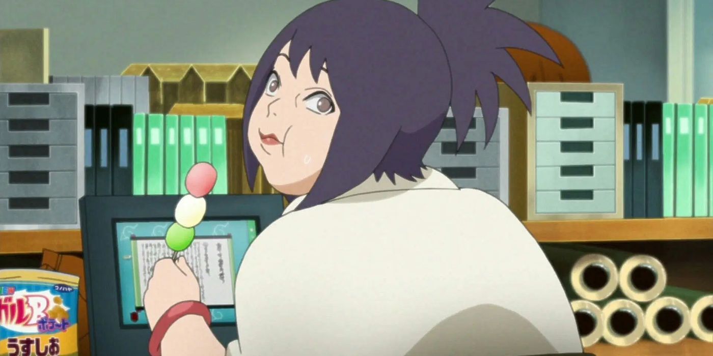 Anko olhando para trás enquanto comia doces em sua mesa em Boruto