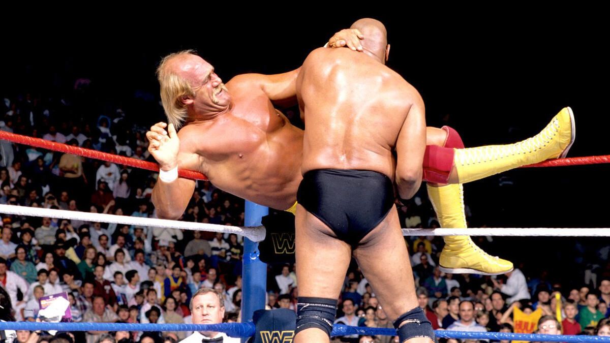 Bad News Brown tenta eliminar Hulk Hogan do WWE Royal Rumble 1989