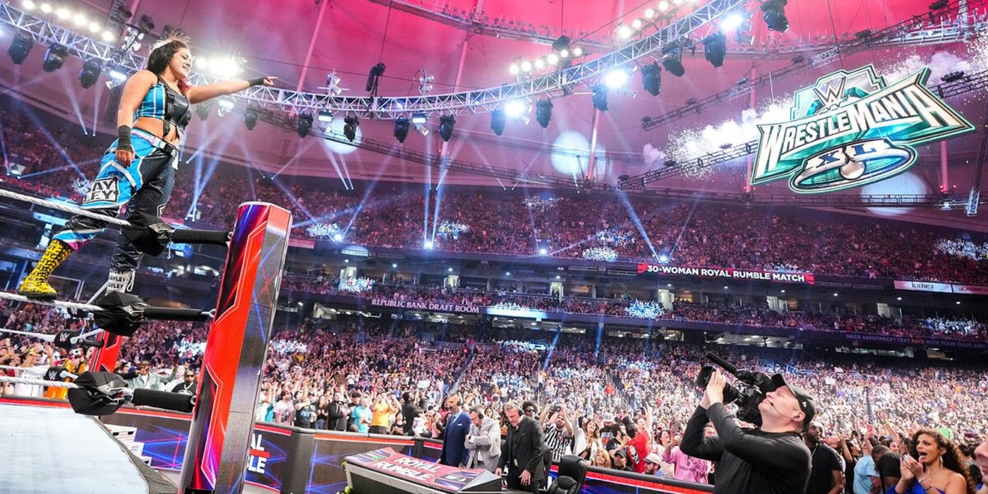 Bayley aponta para o sinal da WWE WrestleMania XL depois de vencer o 2024 30-Woman Royal Rumble