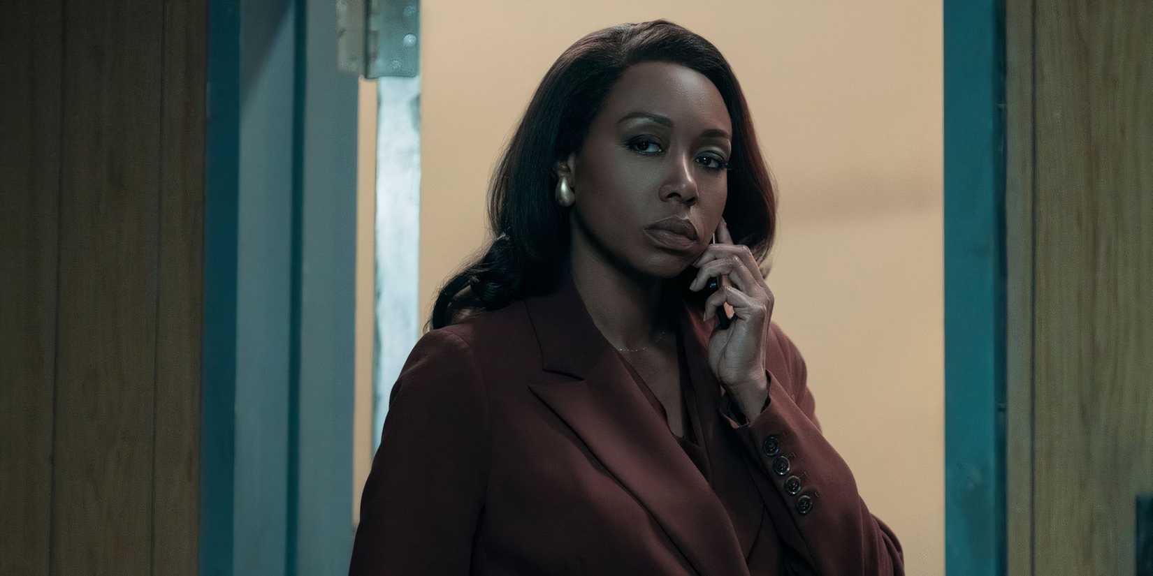 Catherine (Amanda Warren) on the phone in the Night Agent.
