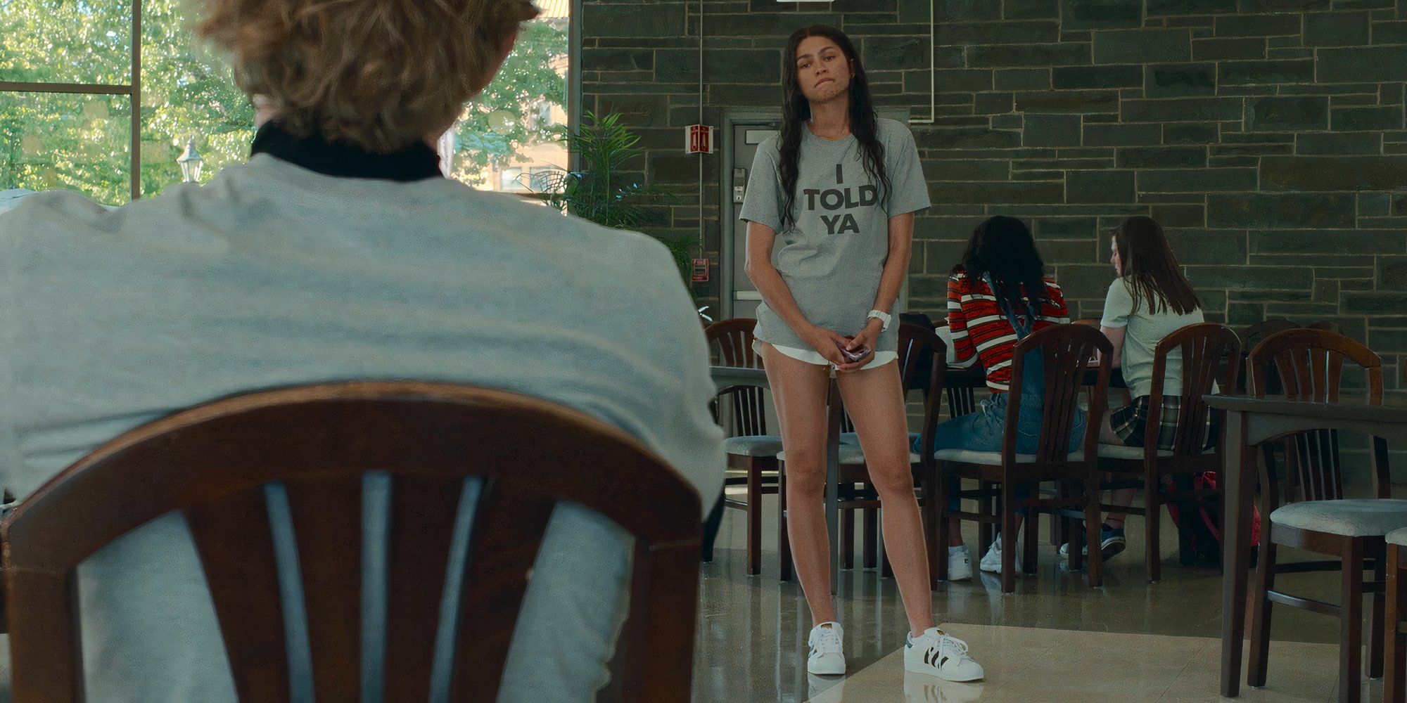 Zendaya como Tashi vestindo a camisa 'I Told Ya' em Challengers