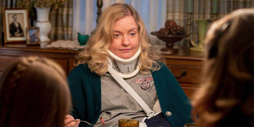 Cheryl Hutchins (Sarah Baker) in a neckbrace in Young Sheldon