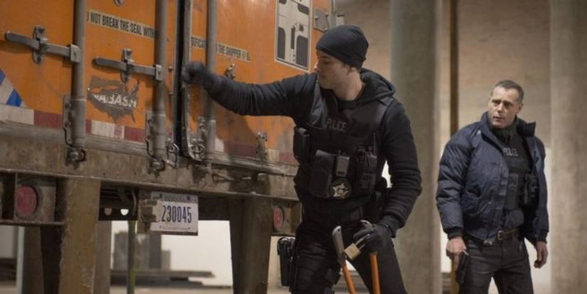 Chicago-PD-Halstead-and-Voight-in-The-Docks