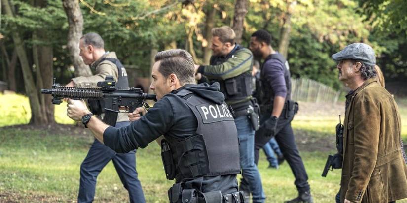 Chicago-PD-Voight-and-his-unit-in-Home