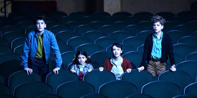 Crianças sentadas em um teatro e parecendo assustadas nele bem -vindo a Derry