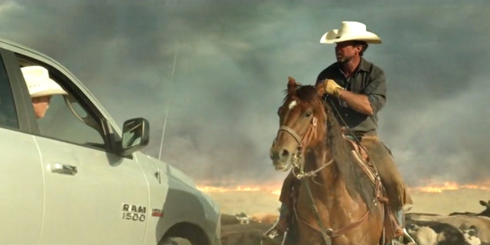 Taylor Sheridan as a cowboy talking to Jeff Bridges in Hell or High Water