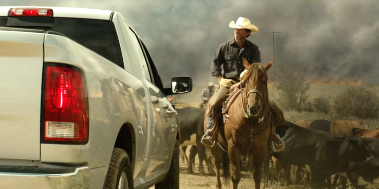 Taylor Sheridan as a cowboy talking to Jeff Bridges in Hell or High Water