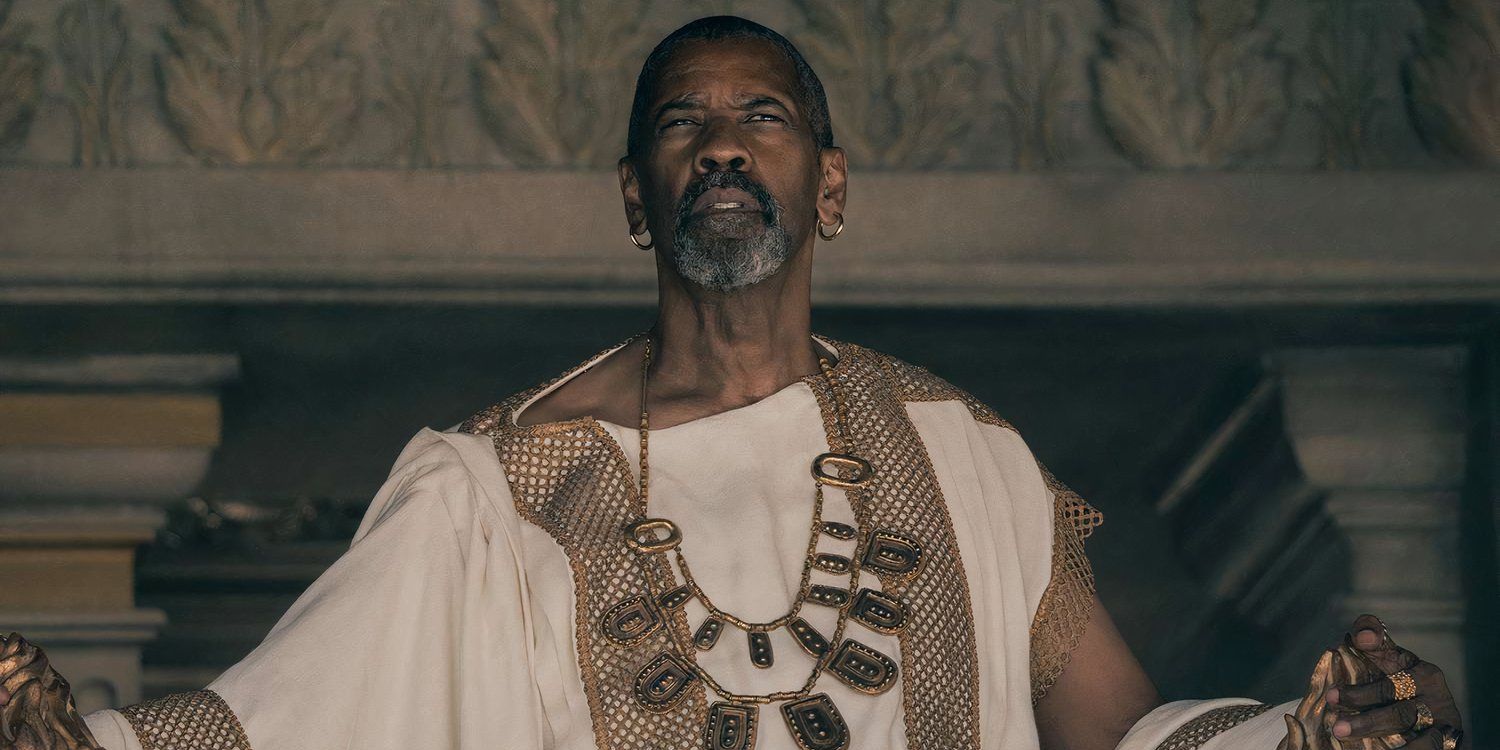 Denzel Washington como Macrinus vestindo seu manto branco em Gladiador II