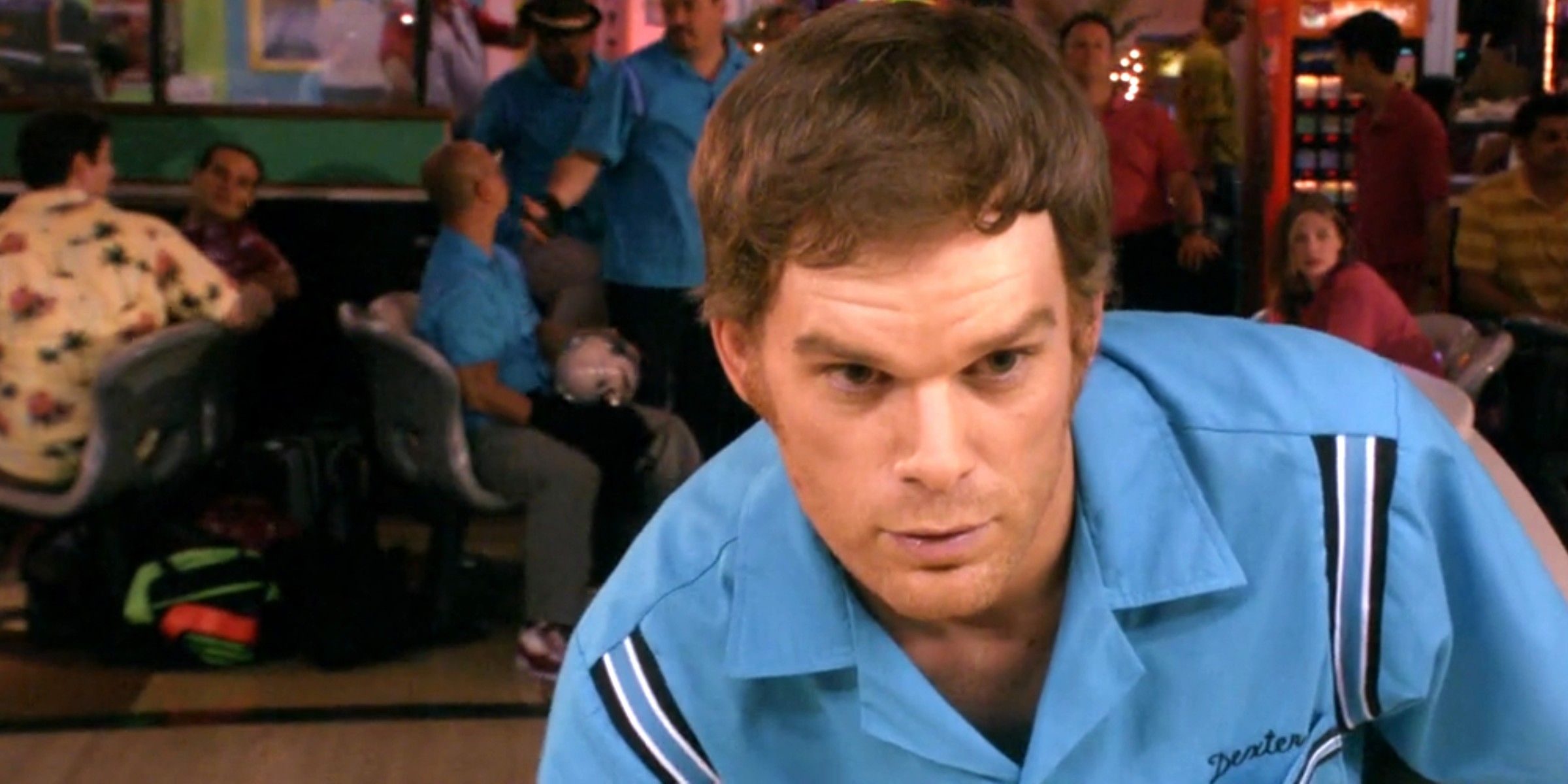 Dexter Morgan mentre gioca a bowling nella seconda stagione