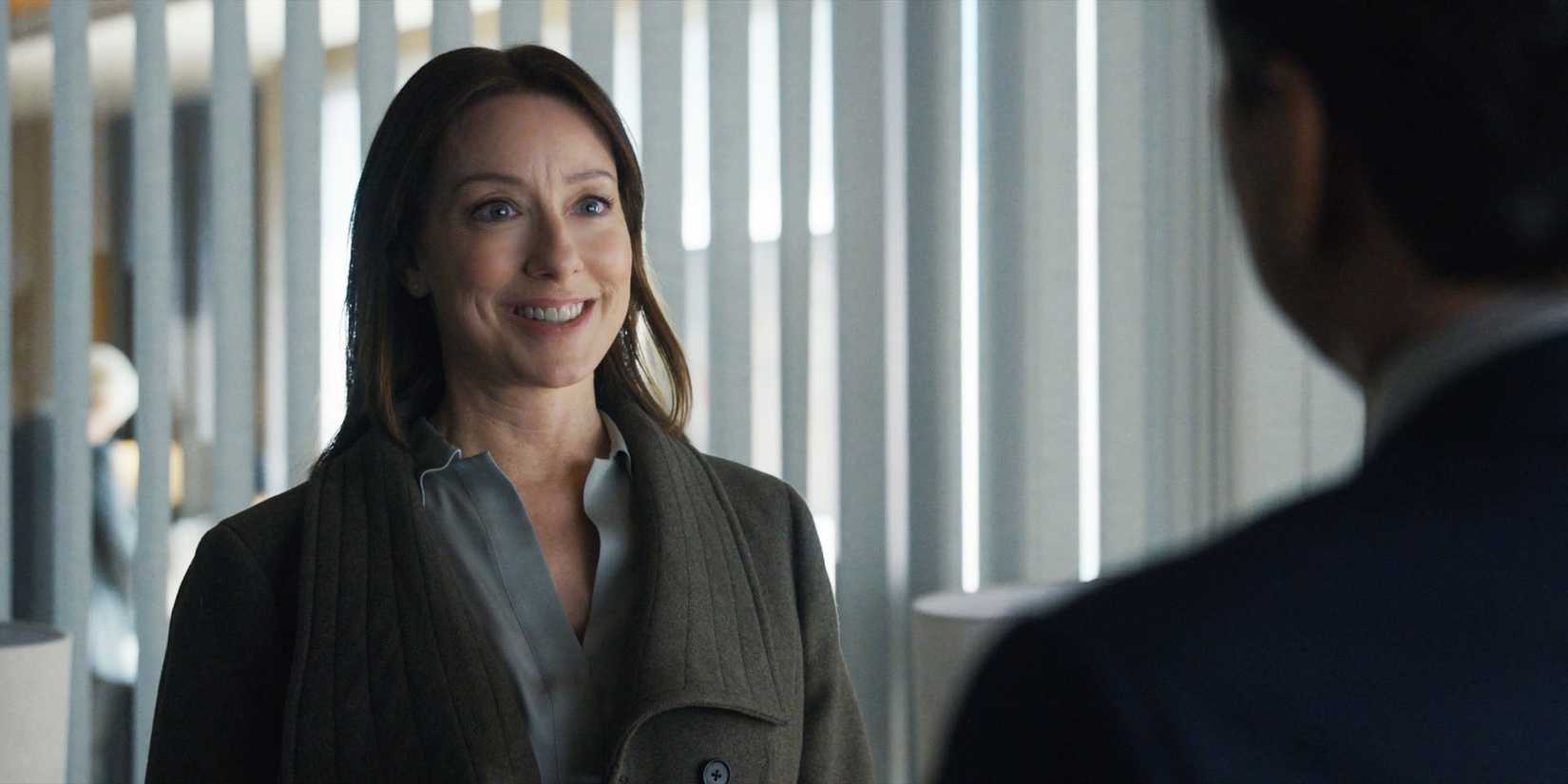 Doctor Amy Larsen (Molly Brown) smiling at someone in Doc season 1, episode 3