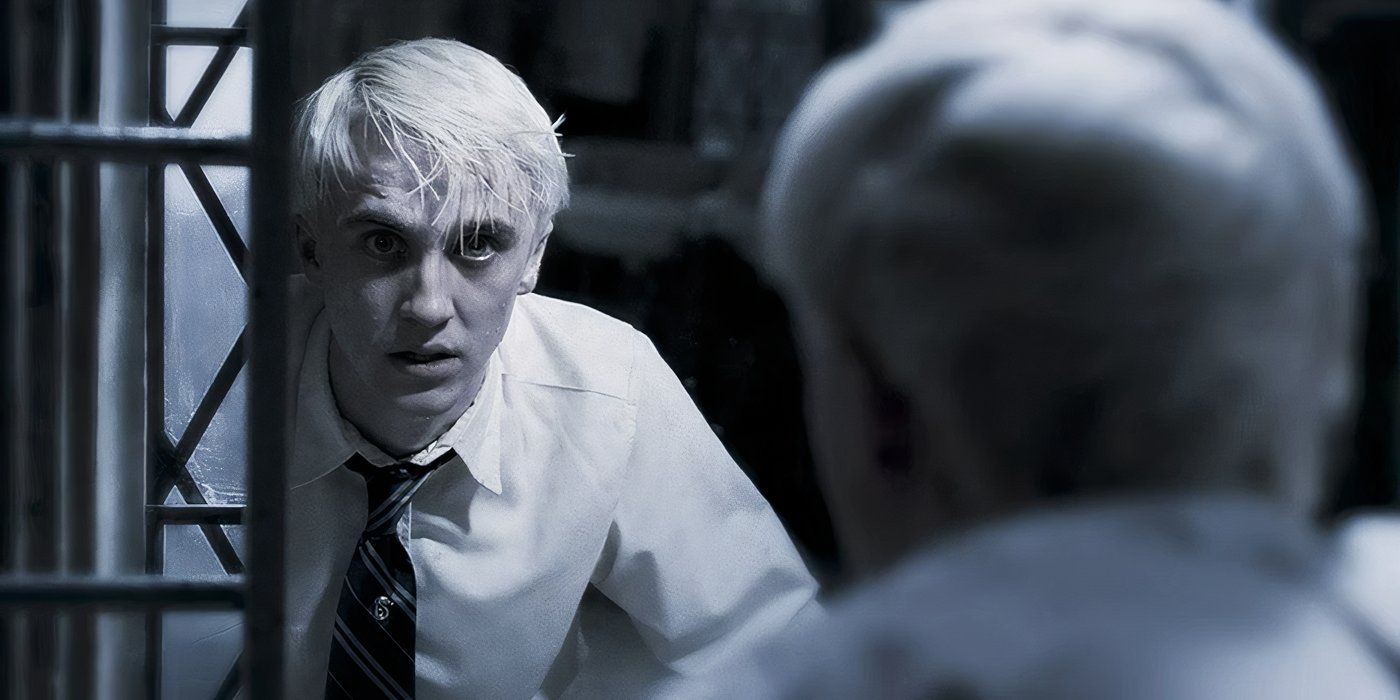 Draco Malfoy si guarda allo specchio in Il Principe Mezzosangue