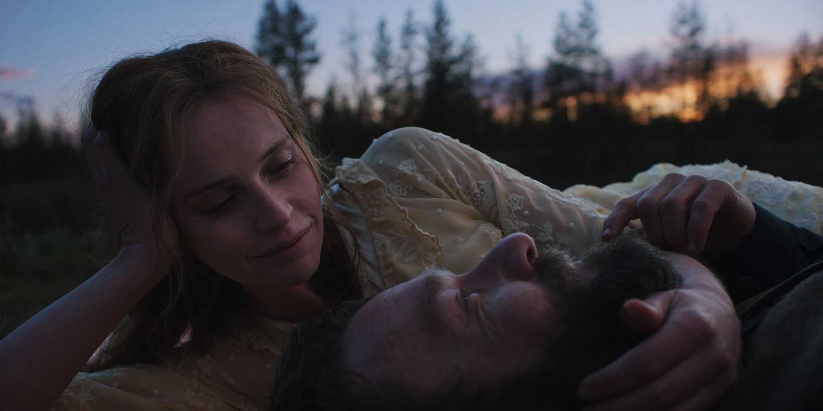 Felicity Jones and Joel edgerton in Train Dreams-1