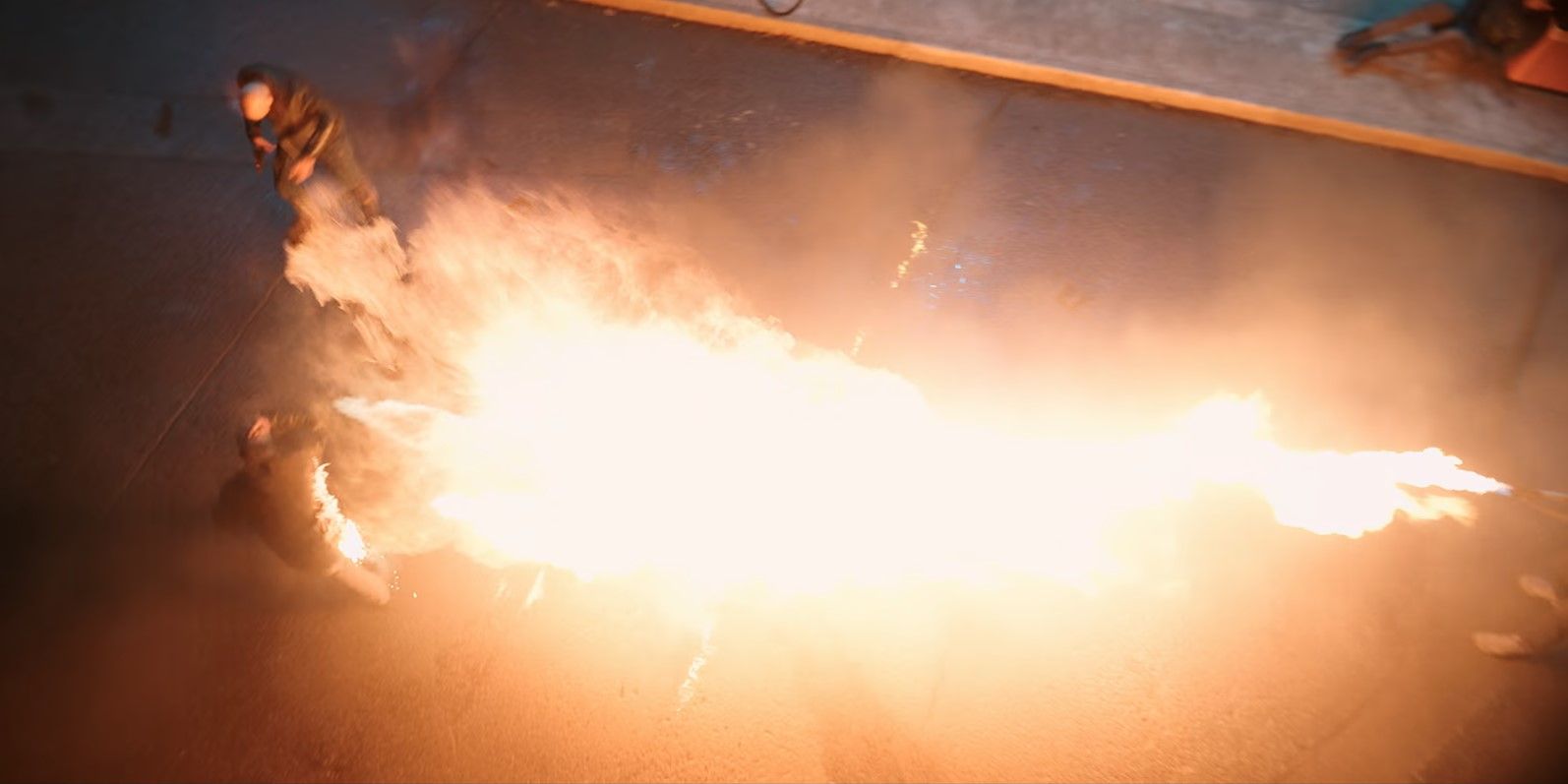 Una corriente de fuego en una gasolinera en la película De nuevo en acción