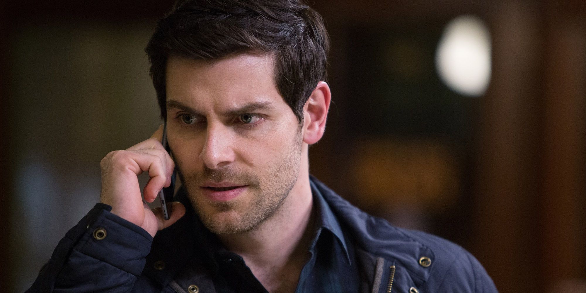 Nick parla al telefono in Grimm