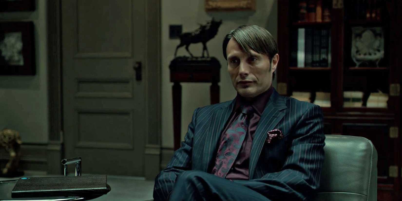 Hannibal em um terno listrado azul