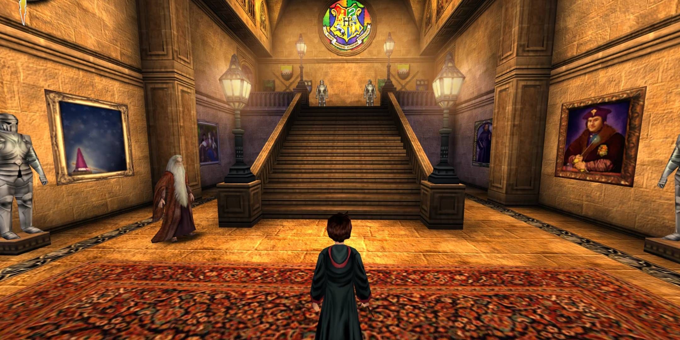 Harry Potter, de pie en el fondo de las escaleras en Hogwarts, al lado de Dumbledore en Harry Potter y el juego de piedra del hechicero.