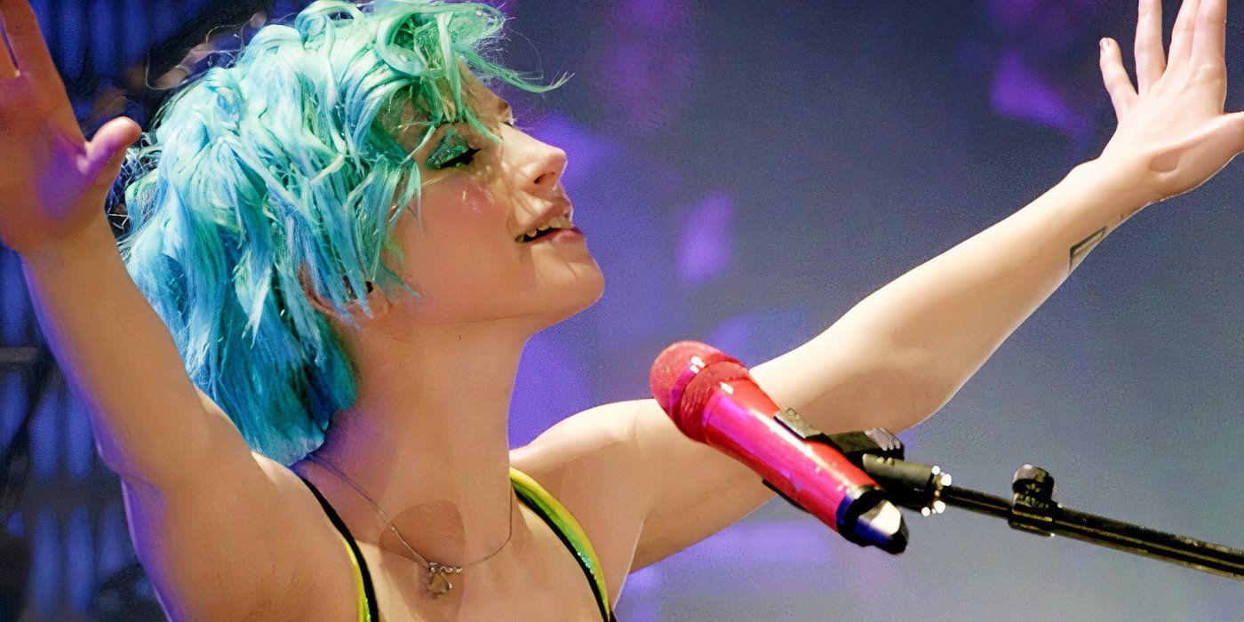Hayley Williams of Paramore singing live