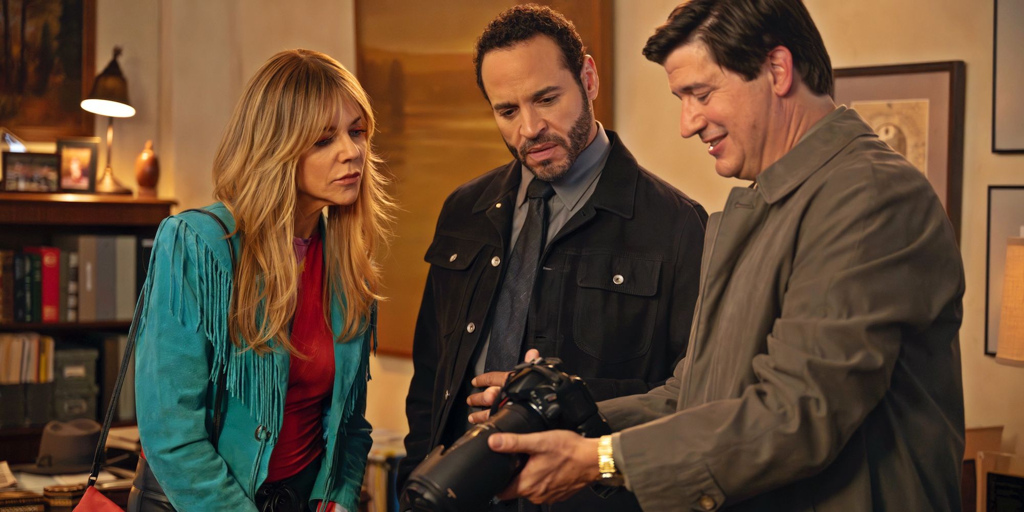 Morgan (Kaitlin Olson), Karadec (Daniel Sunjata) e Chuck (Ken Marino) no episódio 10 de High Potential, "Chutes and Murders".